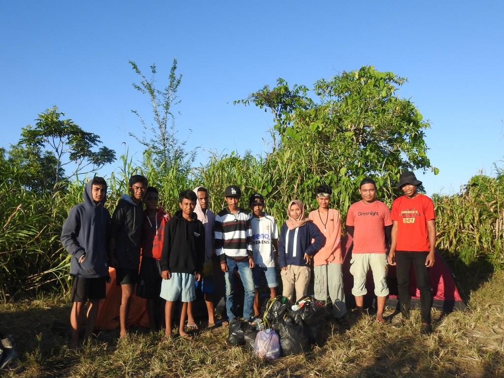 PEMBERSIHAN SAMPAH DI LOKASI PERKEMAHAN PUNCAK GUNUNG MAITARA OLEH HIMABIO DAN SISWA SMP NEGERI 1 TIKEP
